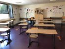 Salle de classe avec tables espacées et sens de circulation